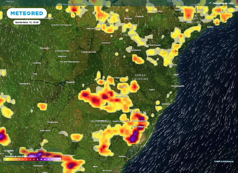Densidade de raios mostra áreas com chances de tempestades na Região Sul nesta quinta-feira (12).