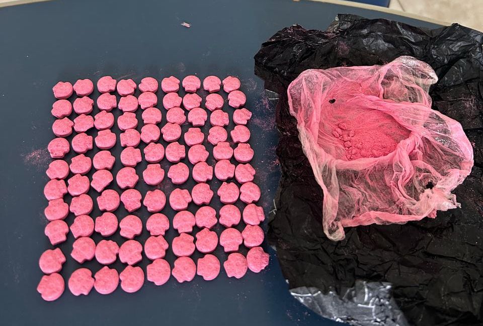 Dupla é presa com 90 comprimidos de ecstasy no Parque Anauá