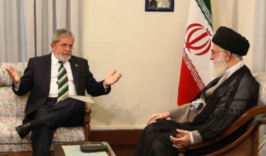 Ali Khamenei é o que está com o turbante preto.