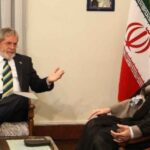 Ali Khamenei é o que está com o turbante preto.