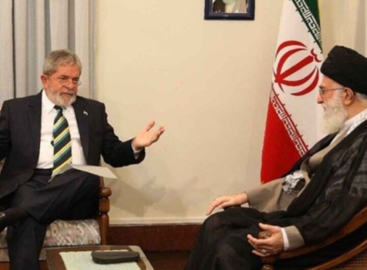 Ali Khamenei é o que está com o turbante preto.