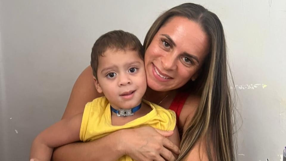 Com TFD para Manaus, família de criança com estreitamento da traqueia busca ajuda para custear estadia e exames