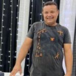 Eletricista morre após ter moto atingida por carro conduzido por policial militar e família cobra investigação rigorosa