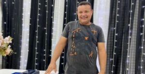 Eletricista morre após ter moto atingida por carro conduzido por policial militar e família cobra investigação rigorosa