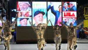 Veja imagens do desfile pró-Lula na Marquês de Sapucaí