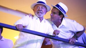 Lula cumprimenta mestre-sala e porta-bandeira da Acadêmicos de Niterói