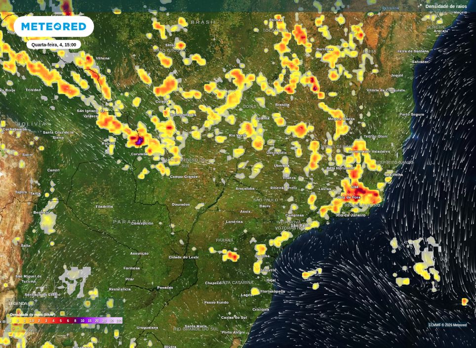 Mapa de densidade de raios mostra áreas com maiores chances de tempestades na tarde de quarta (4).