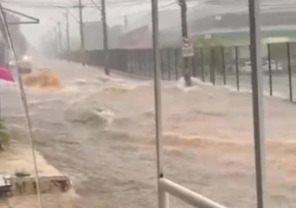 Enxurrada na Avenida do Mourão, no Itapoã.