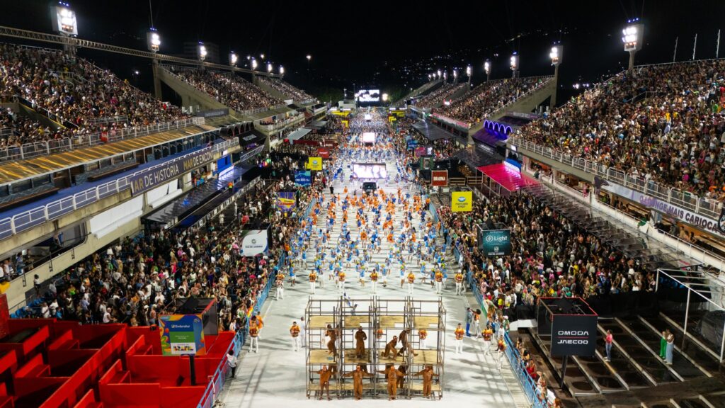 Sem atrasos, Acadêmicos de Niterói completa desfile em 79 minutos