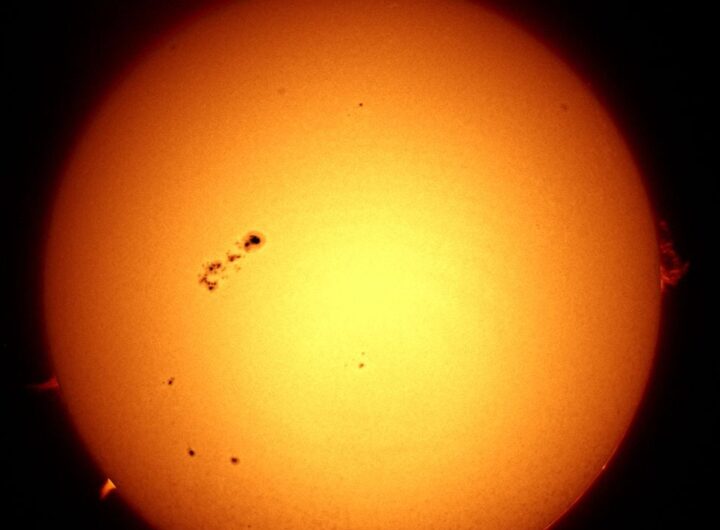 A mancha solar mais ativa do ciclo solar 25 começa a apontar para a Terra