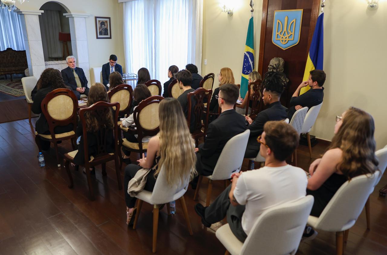 Trainees do Poder360 na Embaixada da Ucrânia com Ministro Conselheiro e primeiros secretários