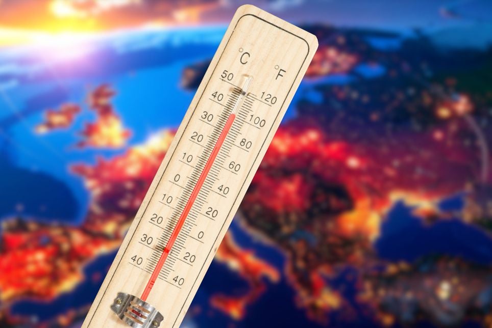 O termômetro e o mapa da Europa em tons avermelhados simbolizam as mudanças climáticas e uma onda de calor.