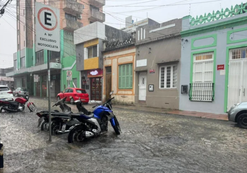 Ruas alagadas na região central de Pelotas. Foto: Daniel Costa / Grupo RBS