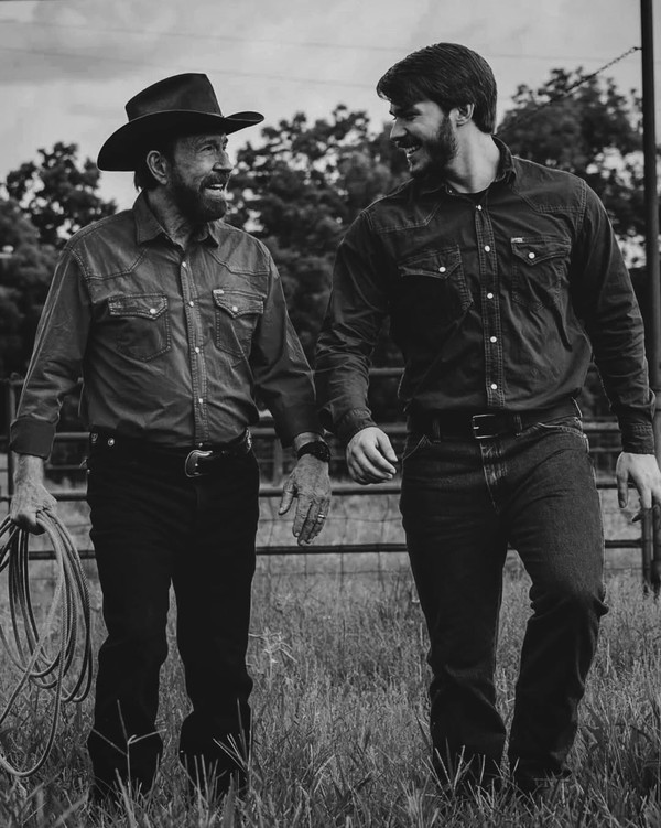 Chuck Norris com o filho Dakota Norris — Foto: Reprodução/Instagram