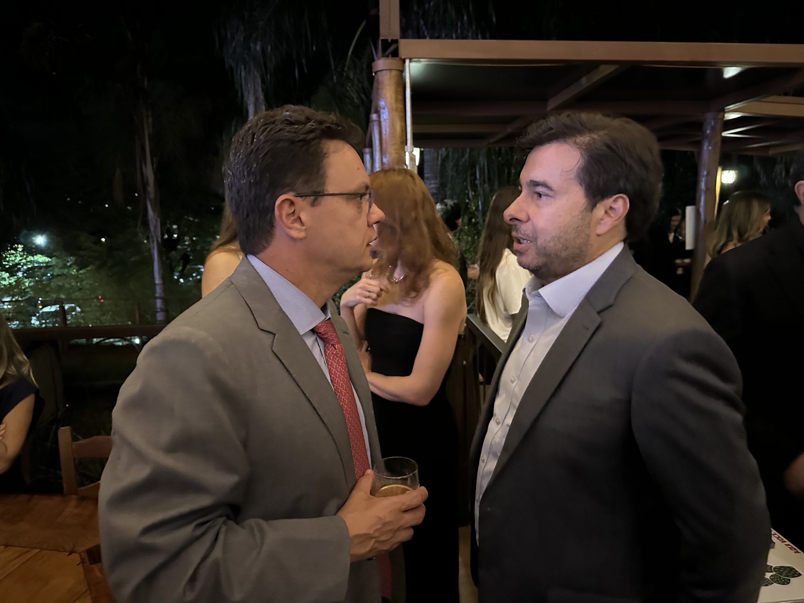 O jornalista Sidney Rezende (à esq.) conversou com o ex-presidente da Câmara dos Deputados, Rodrigo Maia (à dir), na festa de Dirceu