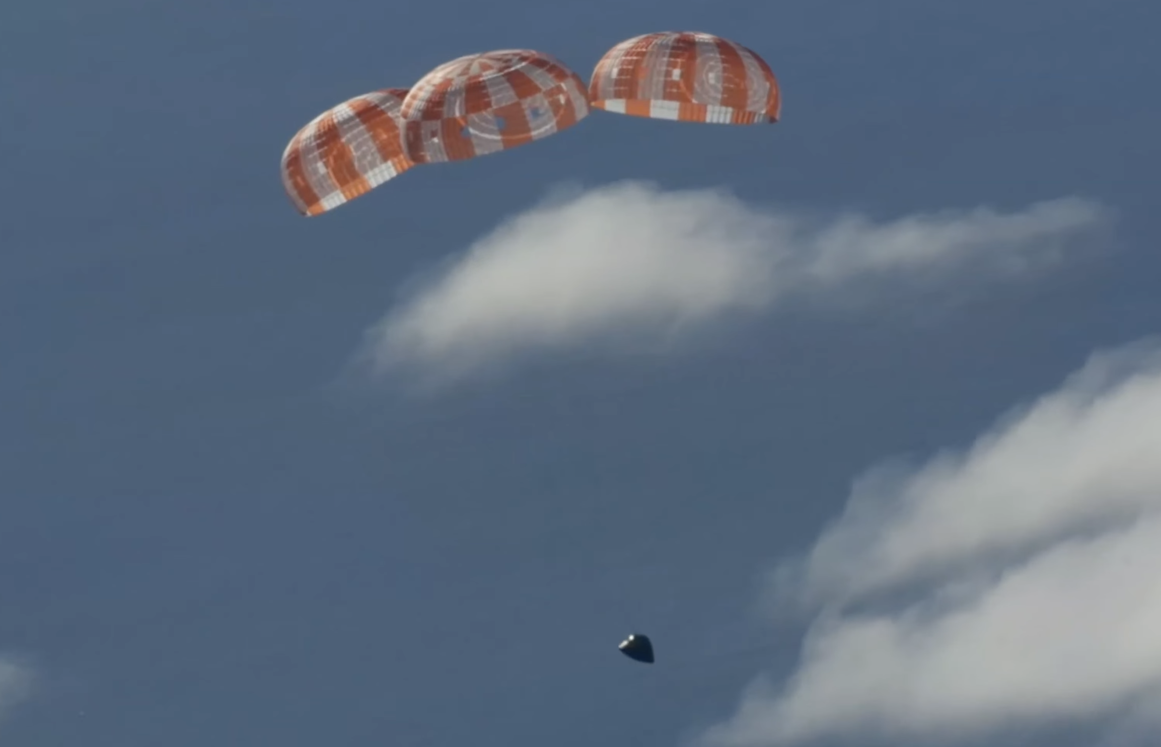 Atermis-2-abre-2-momento-de-paraquedas-10-abr-2026