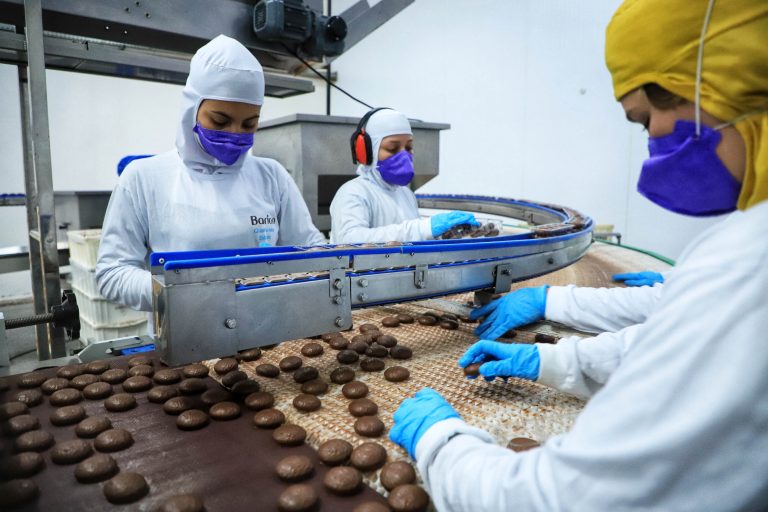 Economia - indústria e comércio - fábrica - linha de produção - trabalhados industrial - fábrica de biscoitos - trabalho - trabalhador formal - Em Colombo, na Região Metropolitana de Curitiba, a Barion atua no mercado de doces há mais de 60 anos.