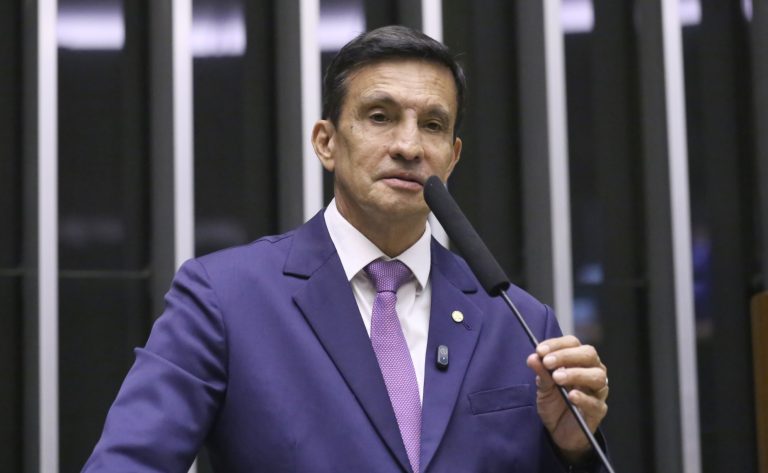 Deputado Sidney Leite fala ao microfone