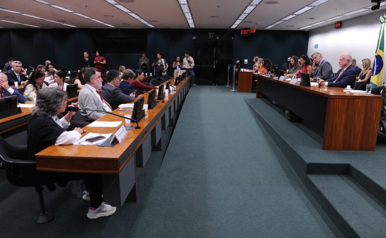 Discussão e votação de propostas legislativas.