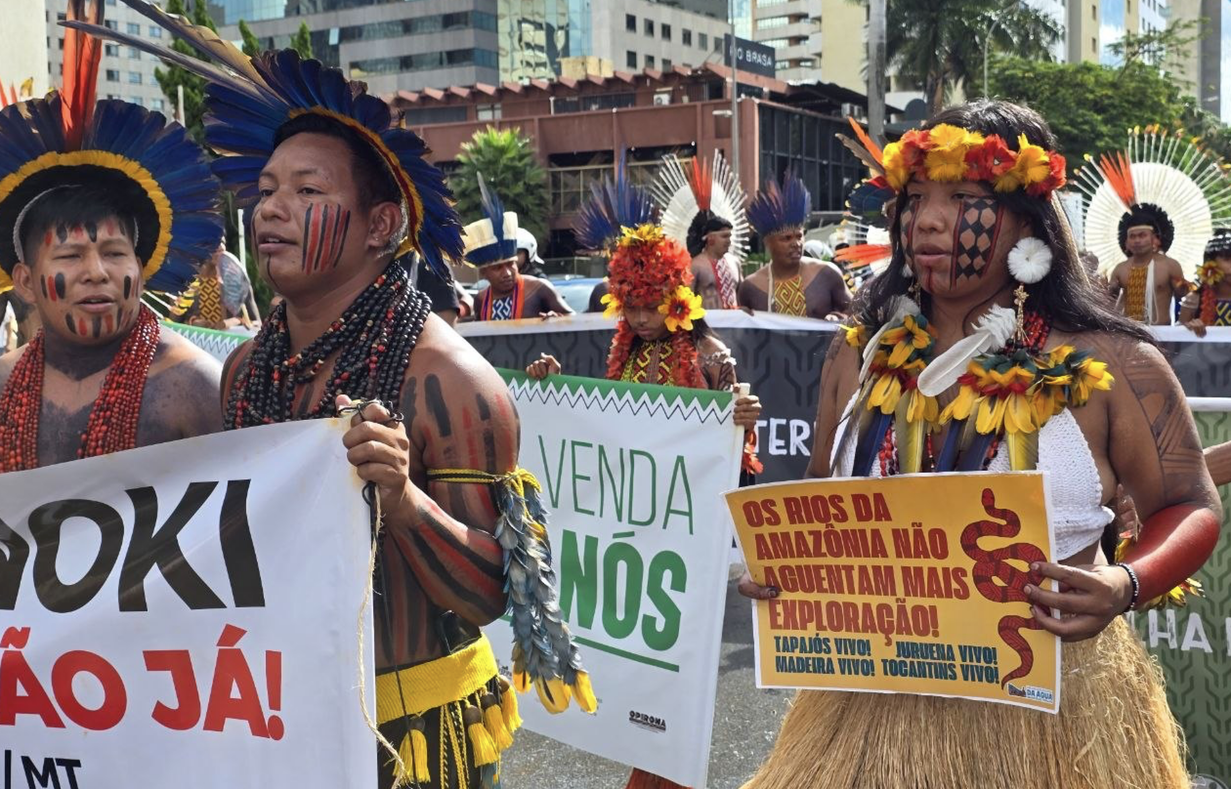 Indígenas durante marcha em Brasília