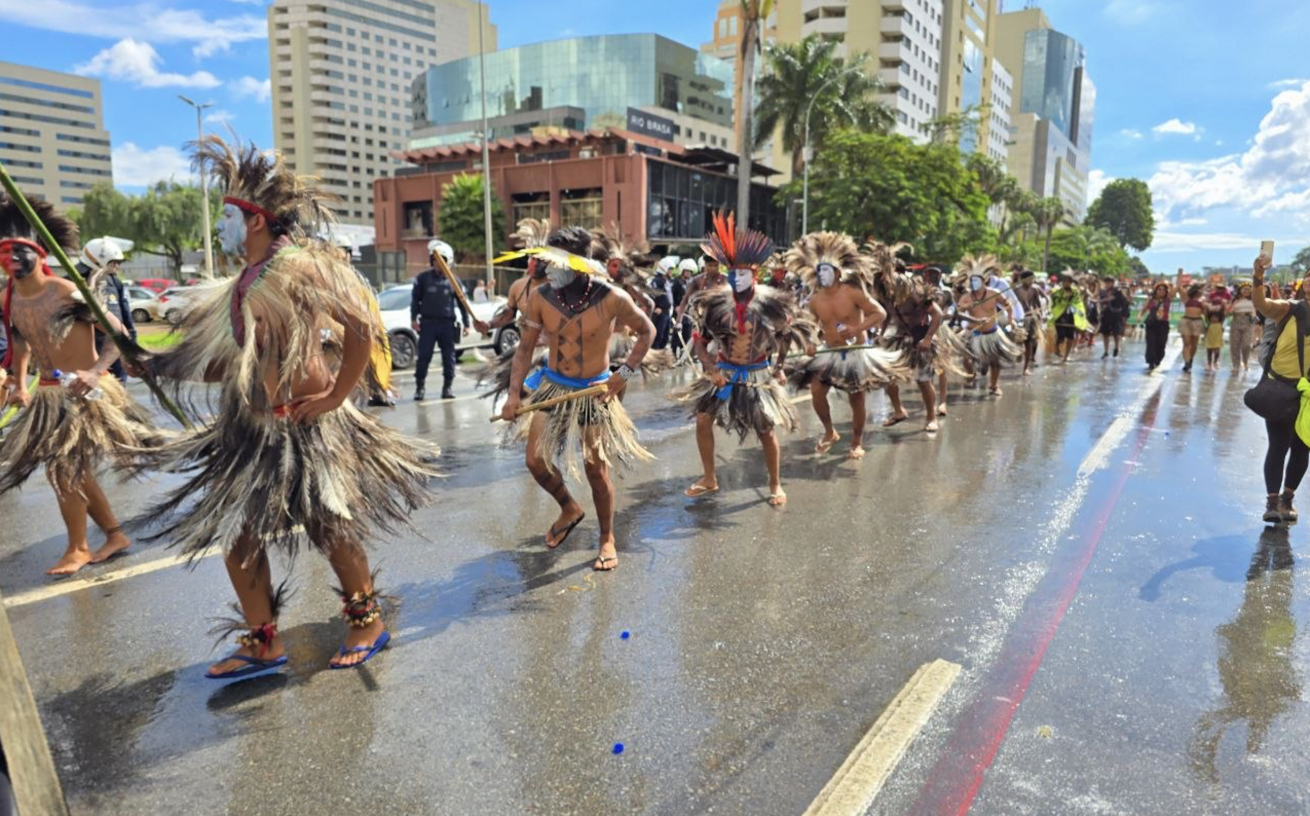 Cerca de 7.000 indígenas estão no ATL (Acampamento Terra Livre)