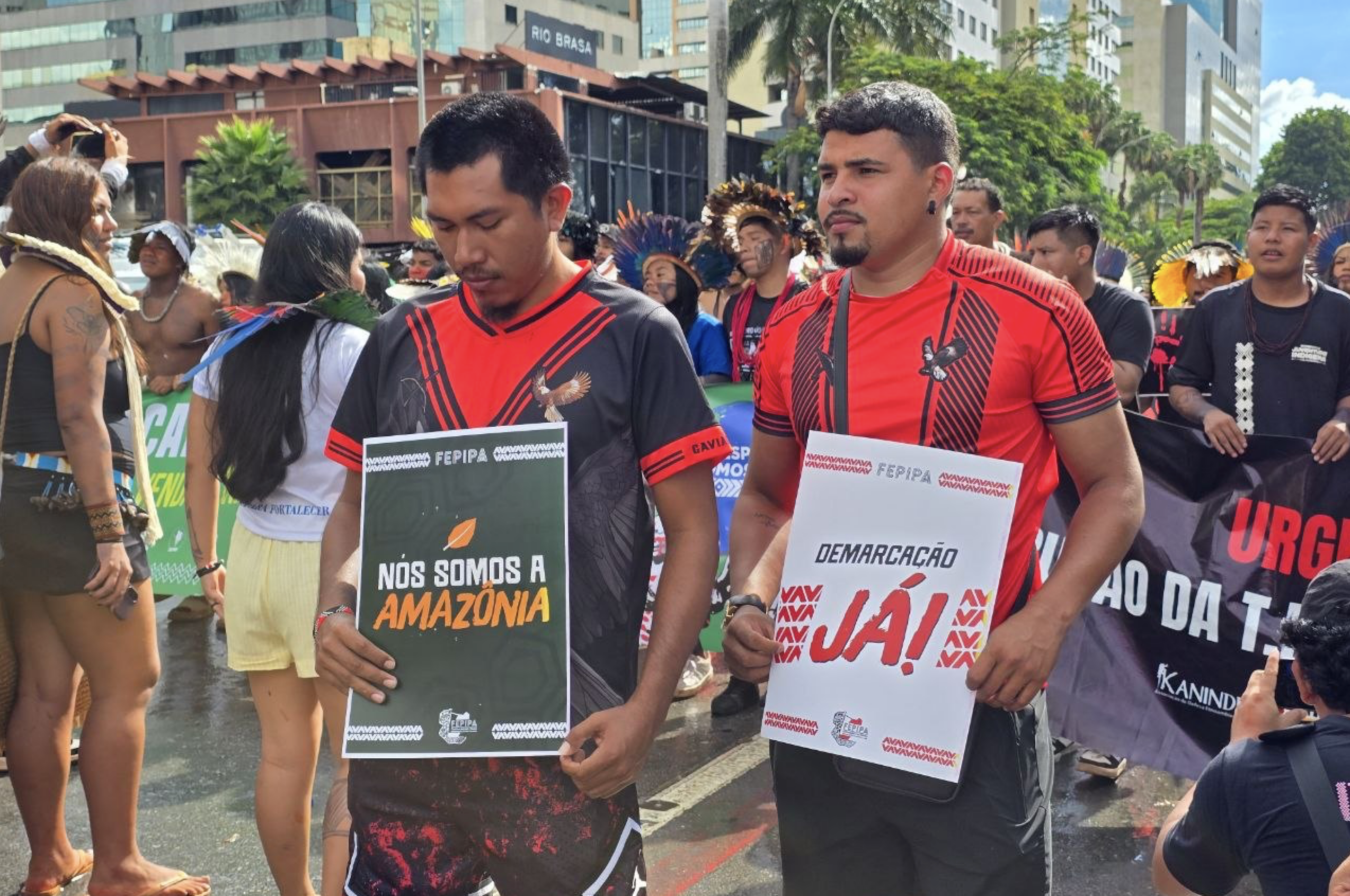 "Nós somos a Amazônia", escreveram os indígenas em cartaz